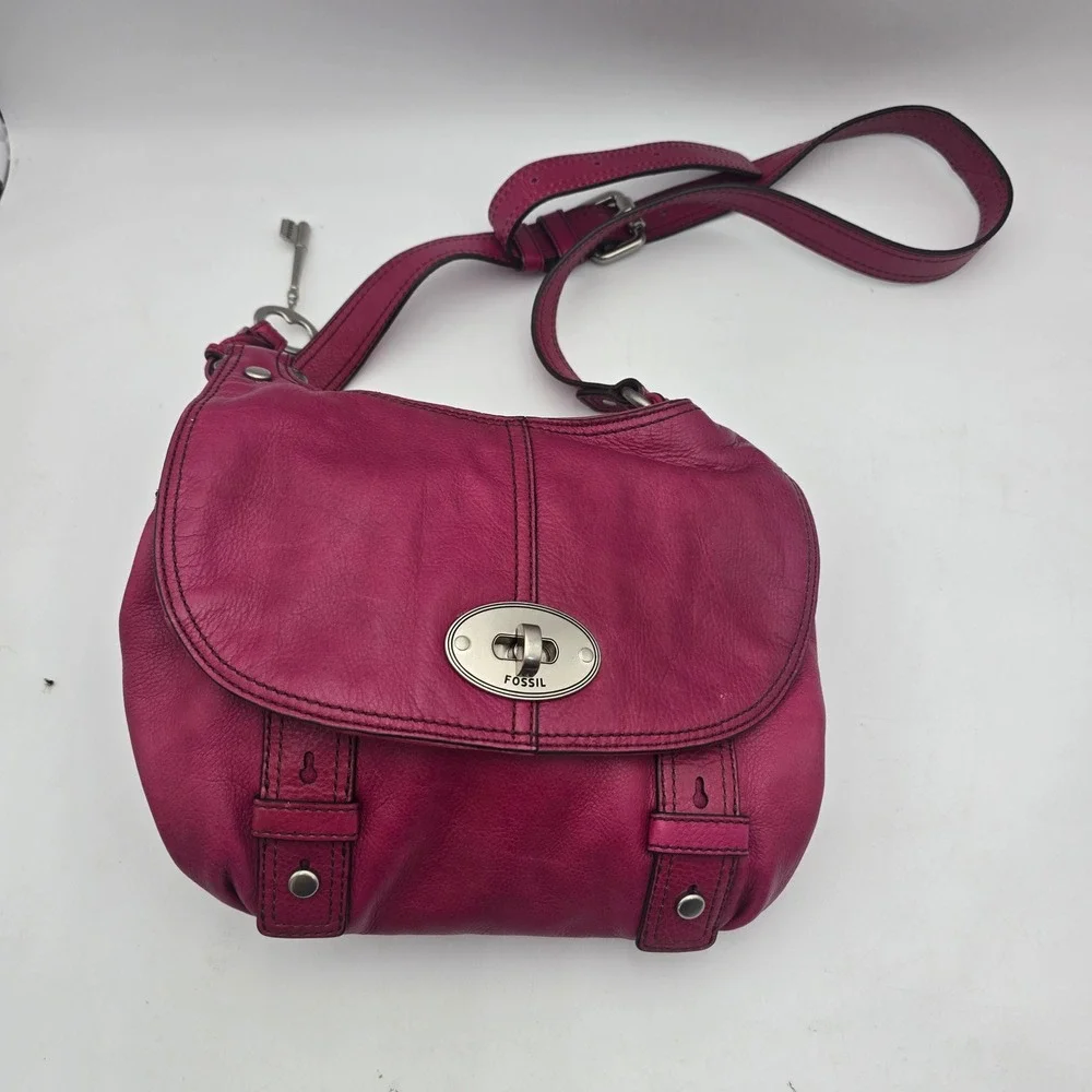 Fossil Magenta Pink Leather Crossbody Bag Turn Lock Messenger ZB5170 - Picture 1 of 10